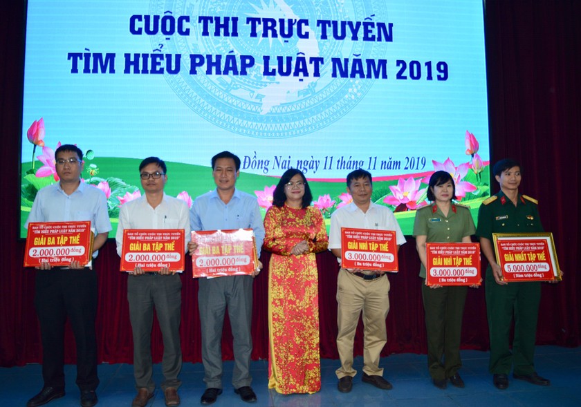 Ban Tổ chức Cuộc thi tặng thưởng giấy khen cho tập thể, cá nhân đoạt giải