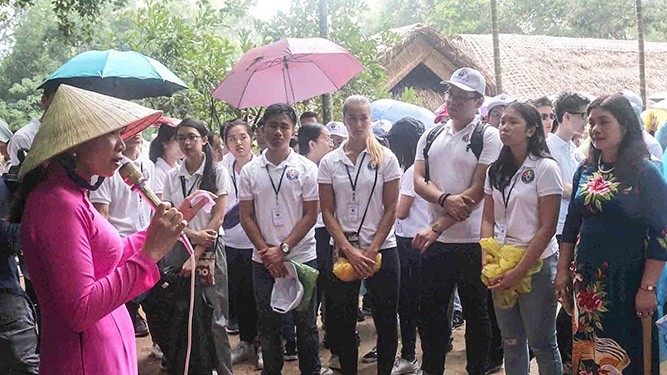 Các bạn trẻ kiều bào thăm Khu lưu niệm Chủ tịch Hồ Chí Minh tại xã Kim Liên, huyện Nam Đàn, tỉnh Nghệ An