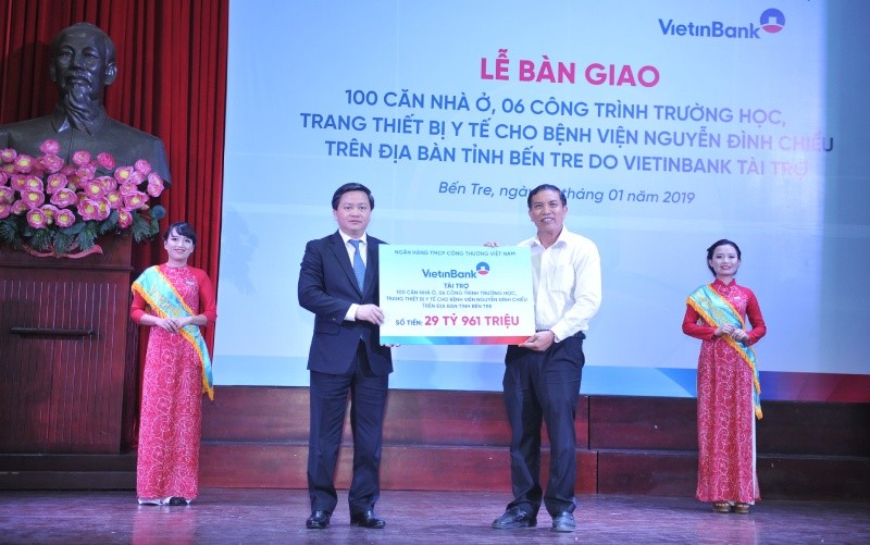 Chủ tịch HĐQT VietinBank Lê Đức Thọ trao biển tài trợ cho tỉnh Bến Tre năm 2019