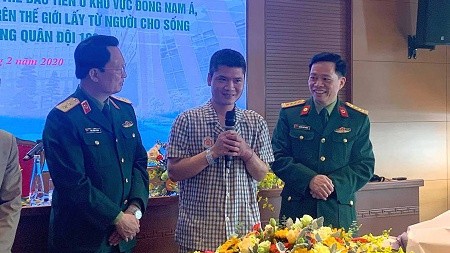 Bệnh nhân đã có thể tự cầm mic bằng tay được ghép