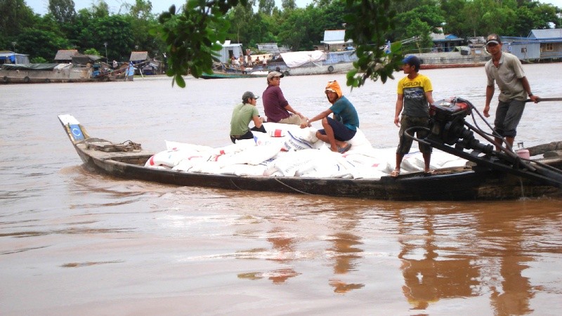 Các đối tượng lợi dụng mùa nước mà sử dụng xuồng máy tốc độ cao để thực hiện hành vi buôn lậu