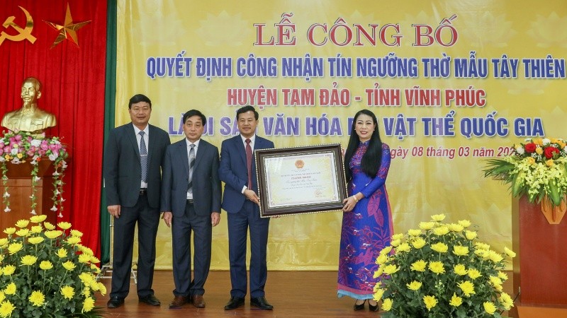 Bà Hoàng Thị Thúy Lan - Ủy viên Trung ương Đảng, Bí thư Tỉnh ủy, Trưởng đoàn đại biểu Quốc hội tỉnh Vĩnh Phúc trao chứng nhận di sản văn hóa phi vật thể quốc gia cho đại diện huyện Tam Đảo