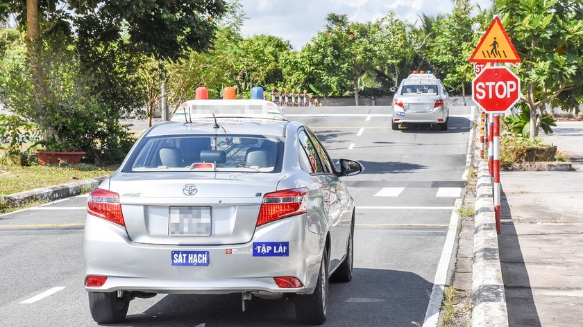 Một cơ sở đào tạo lái xe đang cho học viên thực hành. Ảnh minh họa