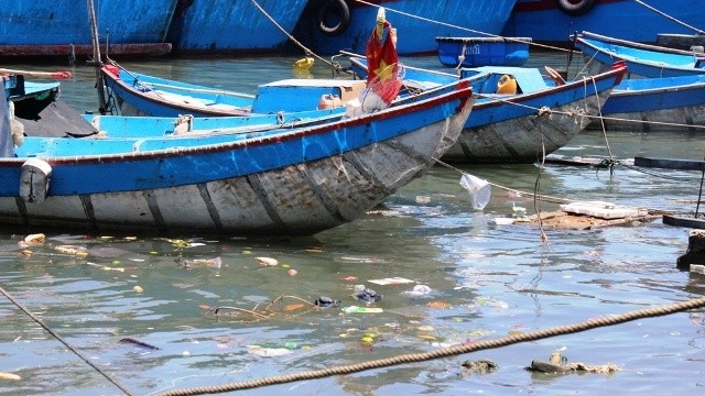 Rác ngập biển Khánh Hoà gây mất mỹ quan