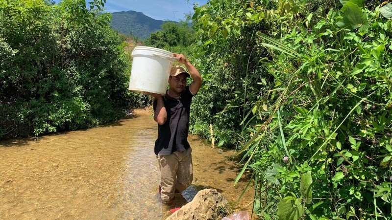 Thiếu nước sạch, người dân phải tận dụng nước từ các khe suối để sinh hoạt