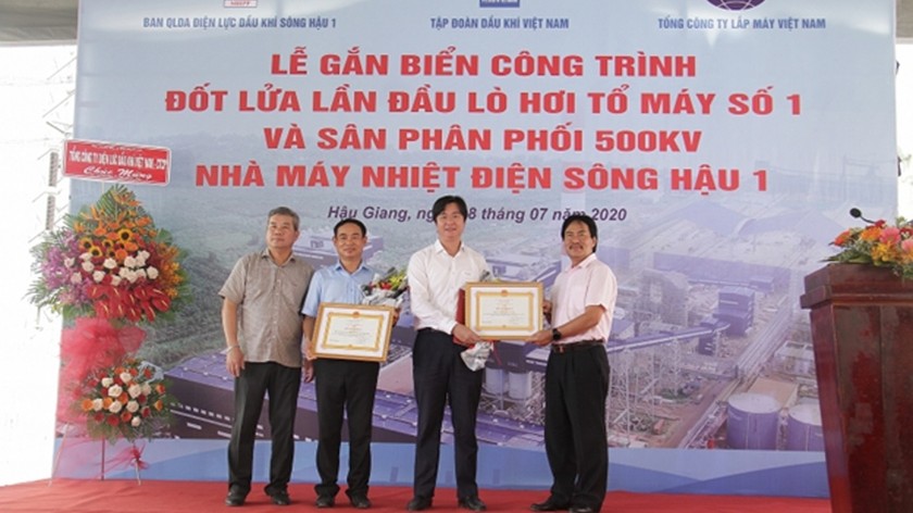 Lãnh đạo PVN trao bằng khen cho các cá nhân, tập thể có thành tích trong quá trình thi công NMNĐ Sông Hậu 1