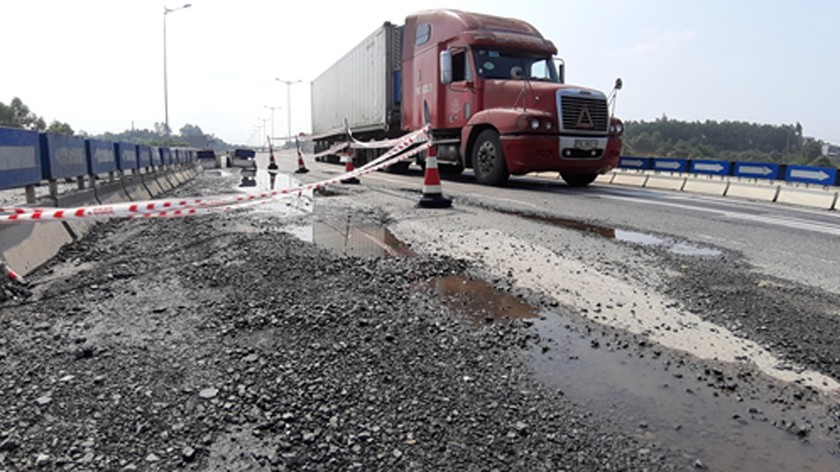 “Băm nát” gói thầu là một trong những nguyên nhân dẫn tới mất kiểm soát chất lượng cao tốc Đà Nẵng- Quảng Ngãi.