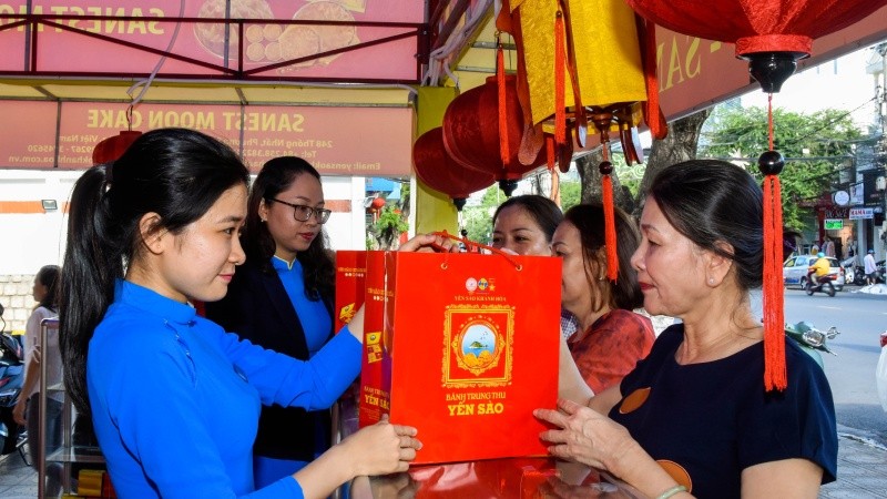 Sanest Moon Cake: Hương vị của Tết đoàn viên