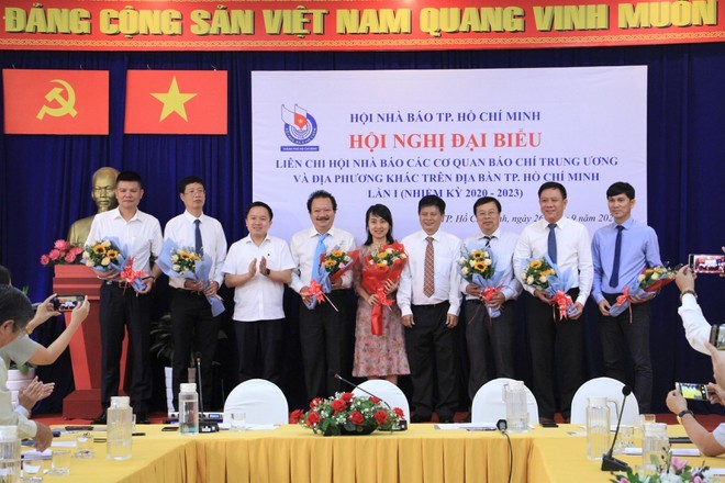 Ban Thư ký Liên chi hội nhà báo các cơ quan báo chí T.Ư và địa phương khác tại TP.HCM ra mắt sáng 26.9. Ảnh Sỹ Đông