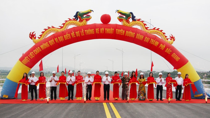 Các đồng chí lãnh đạo tỉnh, TP Bắc Giang cắt băng thông xe công trình. Ảnh Báo Bắc Giang