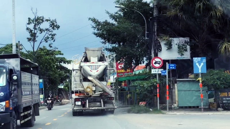 Mặc cho đường cấm, biển cấm, xe quá tải vẫn vô tư chạy hàng ngày.