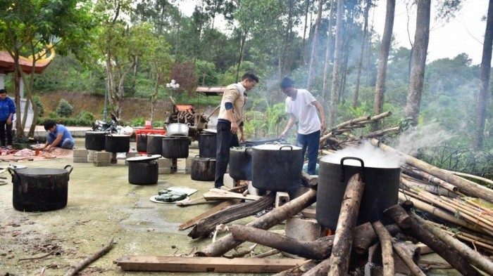 Nấu bánh chưng tiếp tế cho người dân vùng lũ.