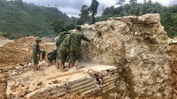 Lực lượng công binh phá khối bêtông cốt thép lớn tại vị trí sạt lở vui lấp các công nhân. (Ảnh: TTXVN)