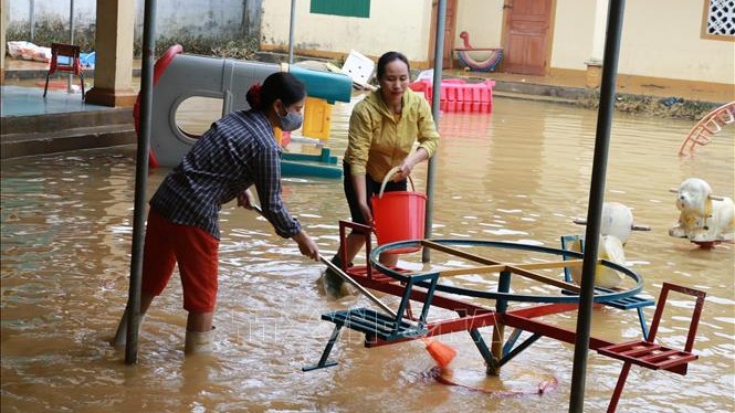 Giáo viên Trường Mầm non Thanh Hà, Thanh Chương tiến hành dọn vệ sinh trường lớp đón học sinh trở lại trường. 