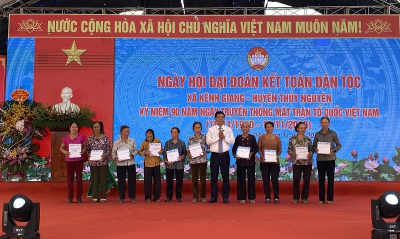 Hội tình nghĩa Kênh Giang tặng quà 26 hộ nghèo và hộ có hoàn cảnh khó khăn.