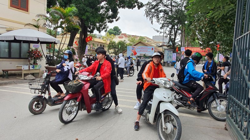 Nhiều người vẫn còn chủ quan, không đeo khẩu trang khi ra đường.