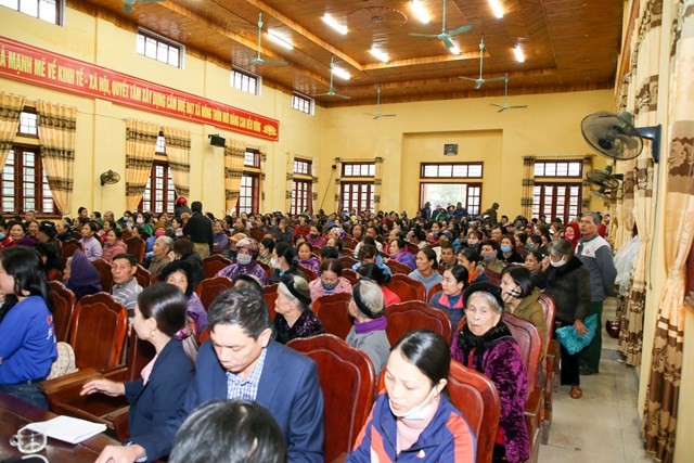 Bà con tại xã Cẩm Duệ đến UBND xã chờ nhận những phần quà từ các Mạnh Thường Quân Bà con tại xã Cẩm Duệ đến UBND xã chờ nhận những phần quà từ các Mạnh Thường Quân