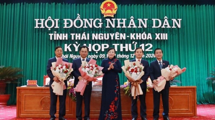 Đồng chí Nguyễn Thanh Hải, Ủy viên T.Ư Đảng, Bí thư Tỉnh ủy Thái Nguyên tặng hoa chúc mừng tân lãnh đạo HĐND, UBND tỉnh Thái Nguyên. Ảnh Báo Giao thông