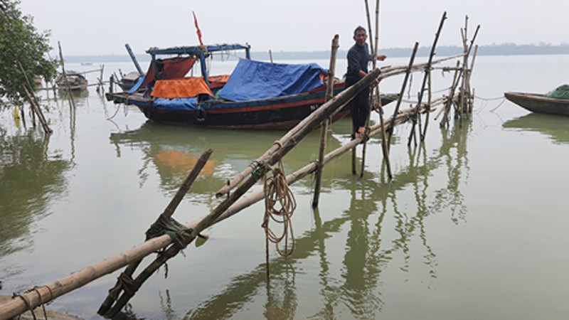 Người dân làng chài Hòa Lam sống ngay bên bờ sông Lam.