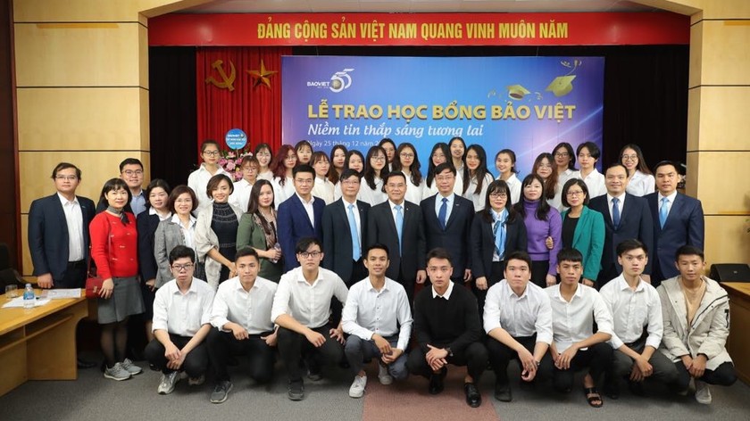 Học bổng Bảo Việt - Niềm tin thắp sáng tương lai được trao cho sinh viên ĐHKTQD năm thứ 6 liên tiếp