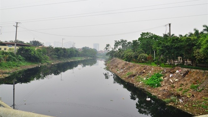 Nước sông Nhuệ đen kịt tại thượng lưu đập Hà Đông, Hà Nội. Ảnh: Báo Nông Nghiệp