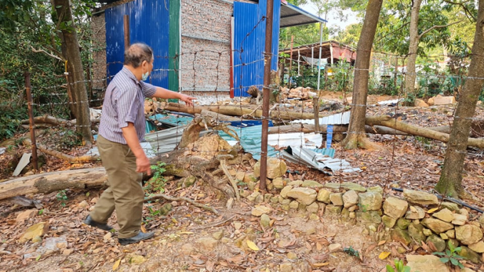 Dây thép gai, cọc sắt được dựng lên để chặn lối đi và phân chia khu đất quốc phòng khiến người dân bức xúc.