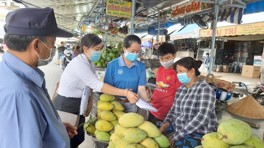 Cán bộ BHXH tích cực tuyên truyền, vận động người dân tham gia BHXH tự nguyện.