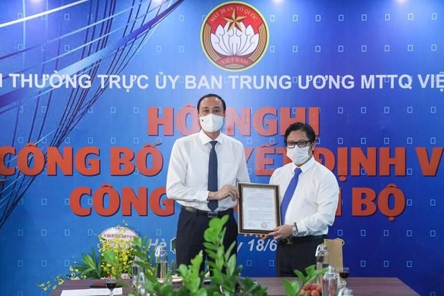 Ông Phùng Khánh Tài, Phó Chủ tịch UBTƯ MTTQ Việt Nam trao quyết định giao nhiệm vụ Quyền Tổng Biên tập báo Đại Đoàn Kết cho nhà báo Lê Anh Đạt. Ảnh: Quang Vinh. 