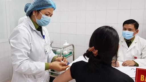 Người dân tiêm vaccine tại các cơ sở y tế.