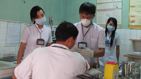 Người có HIV cần được tiêm vaccine COVID-19.