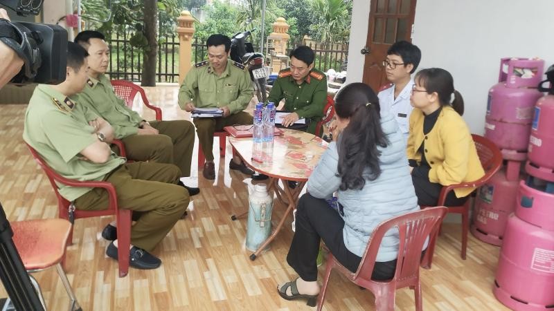 Đoàn liên ngành làm việc với Công ty Nguyên Thơm.