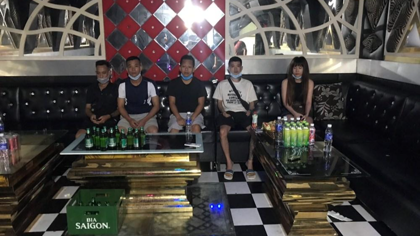 Công an huyện Tiên Lãng kiểm tra quán karaoke Nice.