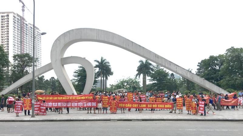 Cư dân chung cư đoàn ngoại giao căng băng rôn yêu cầu chủ đầu tư sớm làm thủ tục cấp sổ hồng.