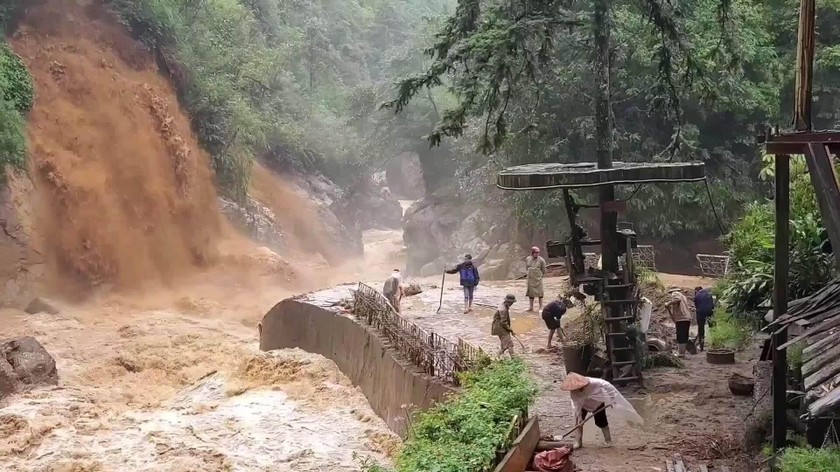 Bản Cát Cát tan hoang sau mưa lũ.