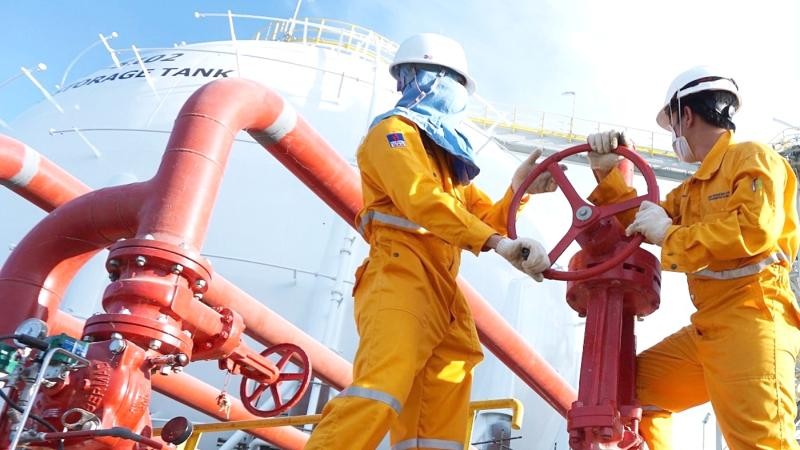 Người lao động trên công trình khí.