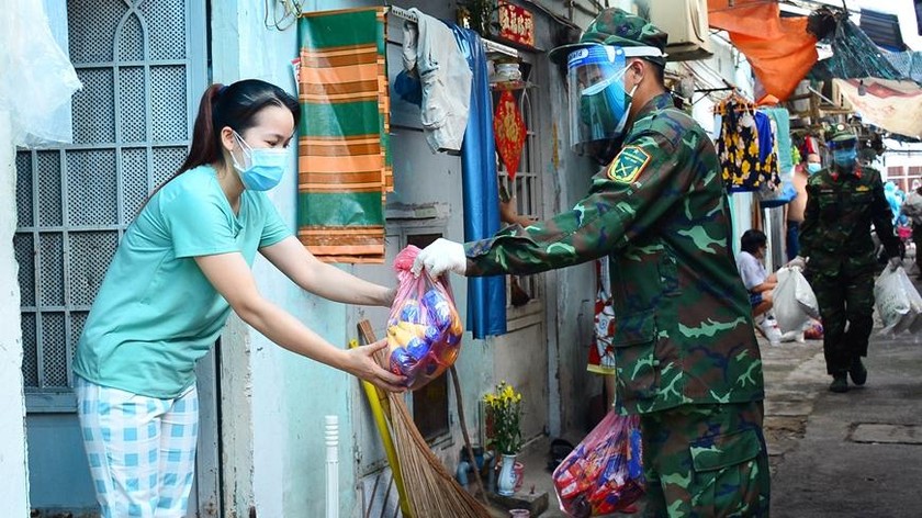 Bộ đội trao hàng hóa cho người dân.