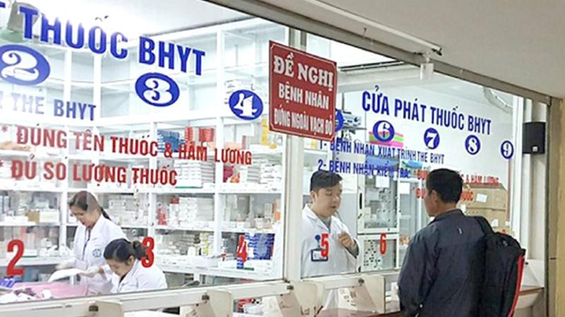 Người dân làm thủ tục nhận thuốc do BHYT thanh toán. 