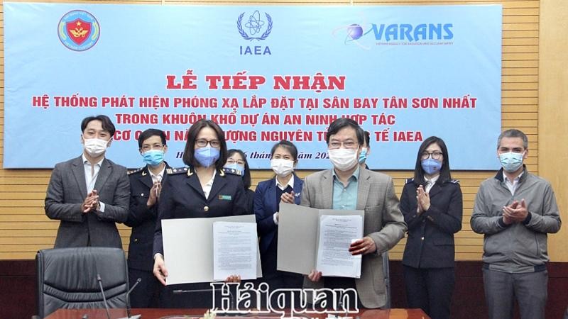 Bà Nguyễn Thị Việt Nga và ông Nguyễn Tuấn Khải cùng đại diện các đơn vị tại Lễ ký biên bản bàn giao và tiếp nhận hệ thống.