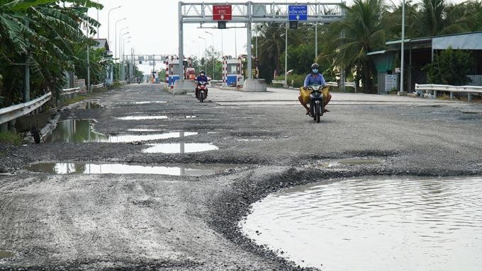 Mặt đường lồi lõm, đọng nước ở gần trạm thu phí trên tuyến tránh, hình chụp ngày 16/11. 