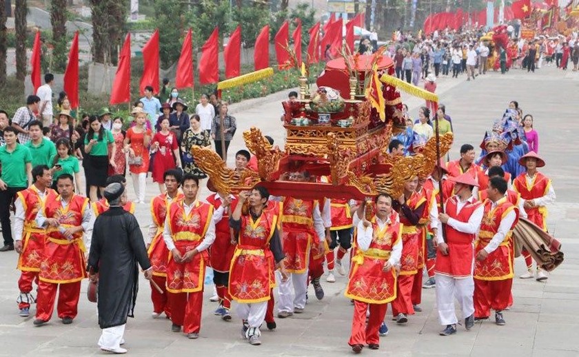 “Dù ai đi ngược về xuôi/Nhớ ngày Giỗ Tổ mồng 10 tháng 3”.