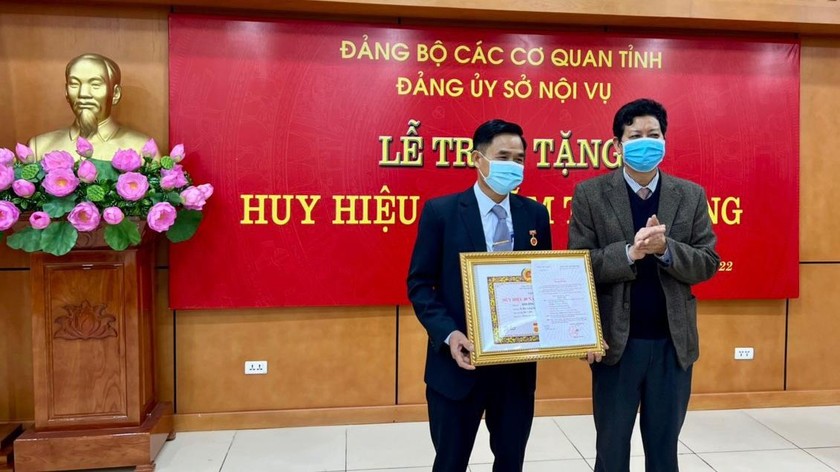 Ông Thông nhận Huy hiệu 40 năm tuổi Đảng.