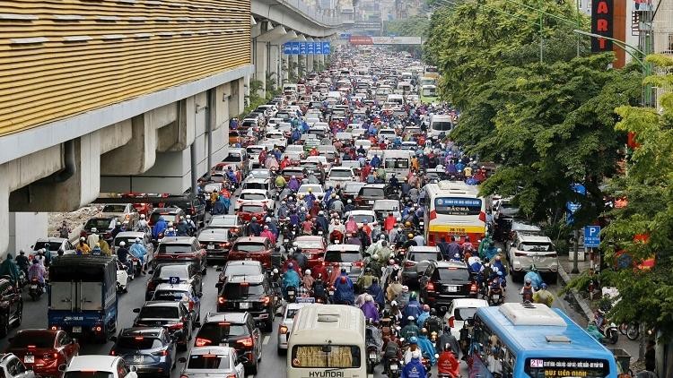 Giá xăng tăng, đè nặng áp lực lên việc đi lại của người dân.