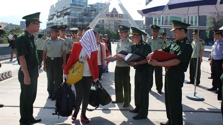 Cần quy định cụ thể về các tiêu chí giấy tờ, tài liệu và tiêu chí thực tế để xác định một người là nạn nhân bị mua bán (ảnh: BĐBP Lào Cai tiếp nhận nạn nhân bị mua bán do cơ quan chức năng Trung Quốc trao trả).