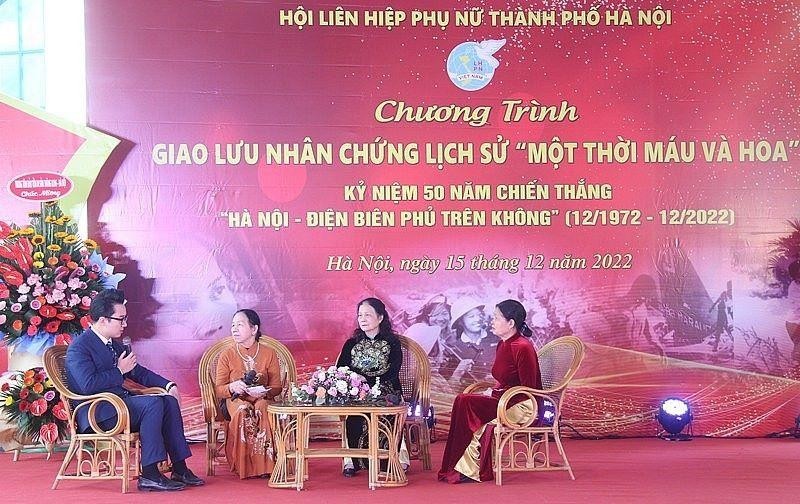 Giao lưu với những nhân chứng lịch sử từng tham gia chiến đấu trong 12 ngày đêm lịch sử.