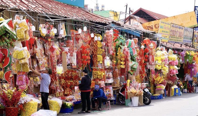 Khung cảnh rực sắc xuân tại chợ Thủ Đức.