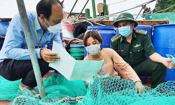 Lực lượng chức năng tuyên truyền ngư dân về khai thác thủy sản bất hợp pháp, không theo quy định IUU. Ảnh: T. Thủy