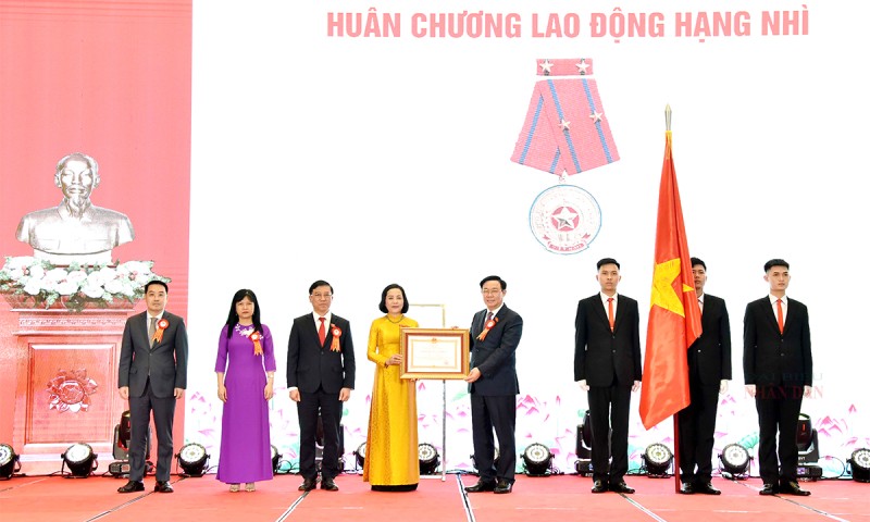 Chủ tịch Quốc hội trao Huân chương Lao động hạng Nhì tặng Ban Công tác đại biểu.