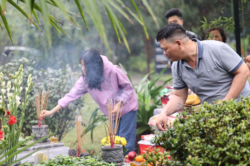 Cả gia đình lau dọn để nơi yên nghĩ của các cụ thêm khang trang, sạch đẹp.