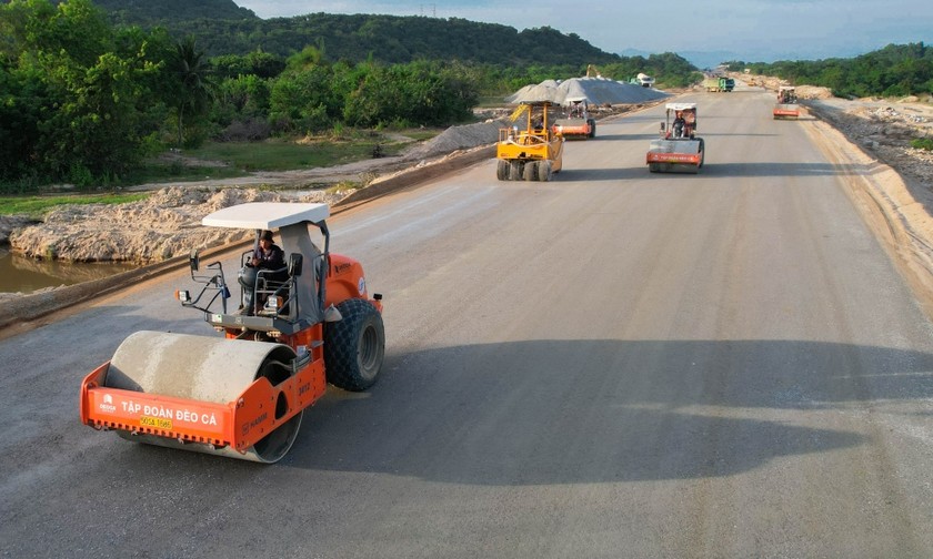 Thi công cao tốc Cam Lâm - Vĩnh Hảo. Ảnh VOV