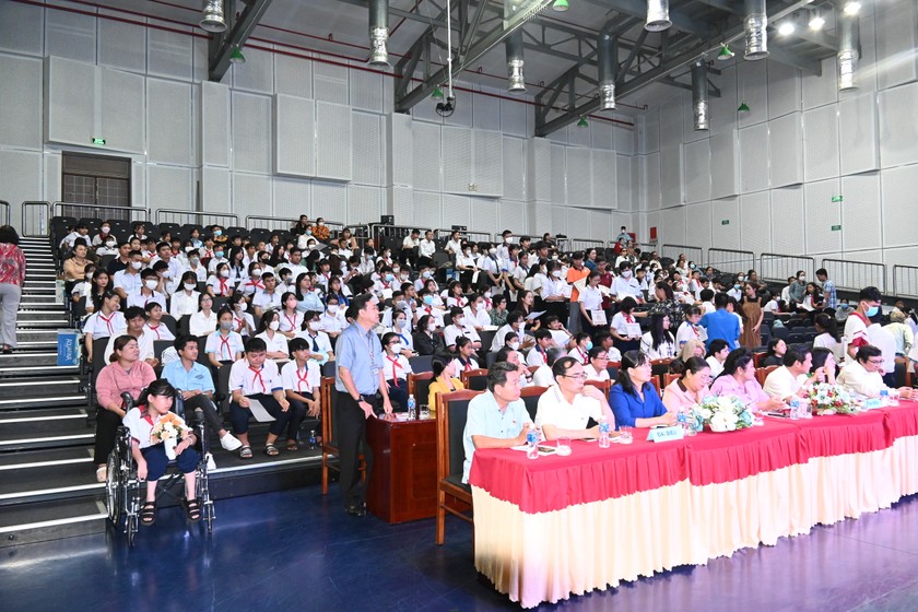 Các em học sinh, sinh viên khuyết tật và học nghề có hoàn cảnh khó khăn có mặt tham dự buổi lễ.